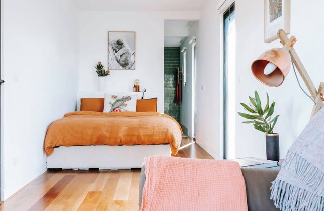 Cosy container house walking distance to town.