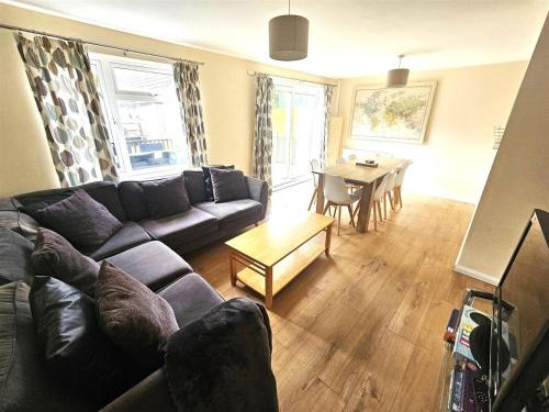 Cosy detached lodge, dog & child friendly with shared pools