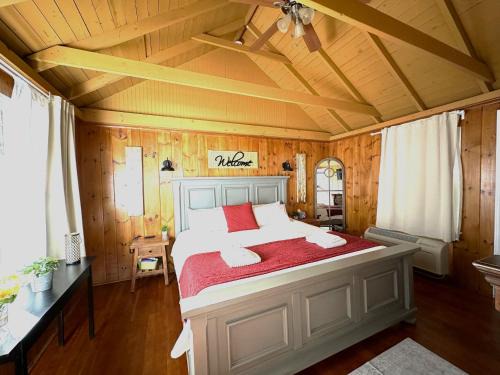 Cottage 12 - King Bed Child Loft w Twin Private Bath Kitchenette Pets Allowed Fee applies