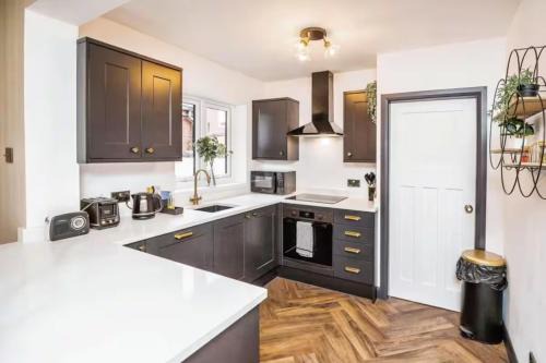 Cottage By Canal and Centre By Cheshire Escapes