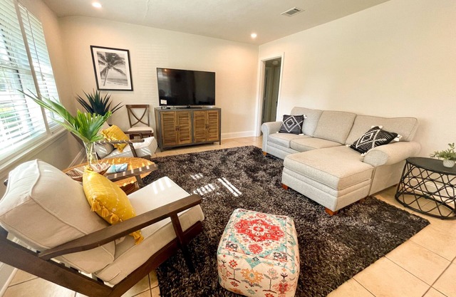 Cottage Del Mar - Min's from the Beach & Downtown wedding venues!