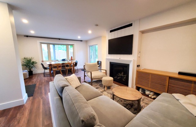 Cottage in Private Community with Hot Tub & Sauna. Perfect for big groups!
