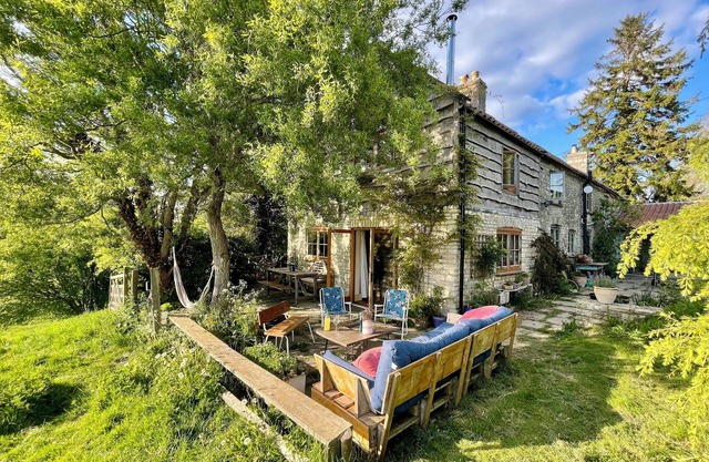 COUNTRY HOME WITH FABULOUS VIEWS JUST 12 MINS FROM BATH, SLEEPS 10 - 14 PEOPLE
