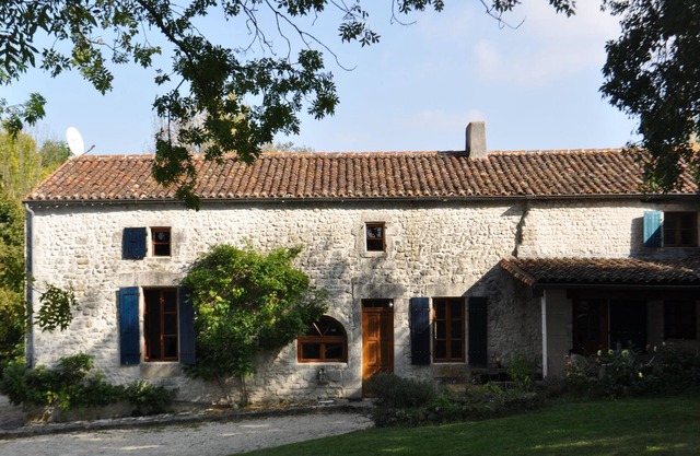 Country house with garden, idyllic location, 20 km from Royan, up to 10 pers.