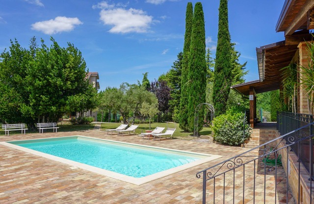 Country house with pool and superb views over Lake