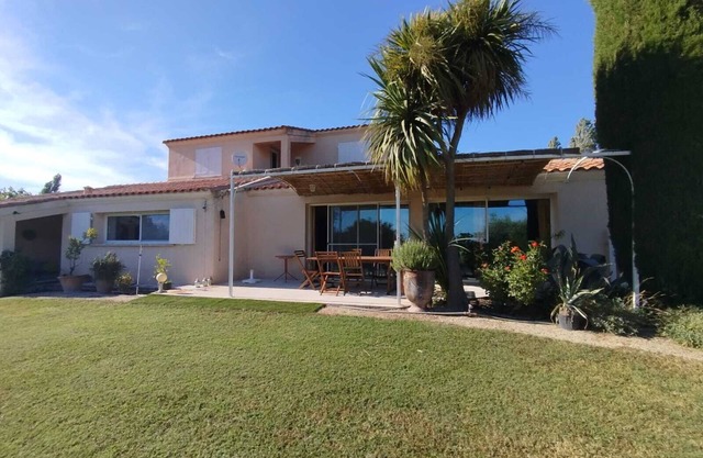 Country house with swimming pool, overlooking 15 ha of meadows, 10 mns from Arles.