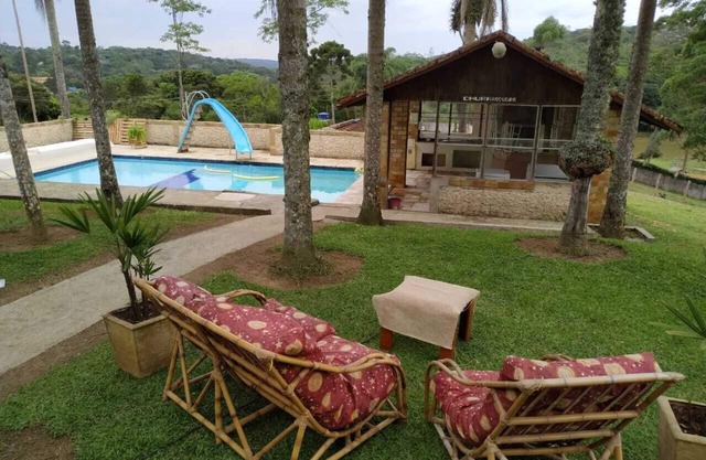 Country house with swimming pool and lake access