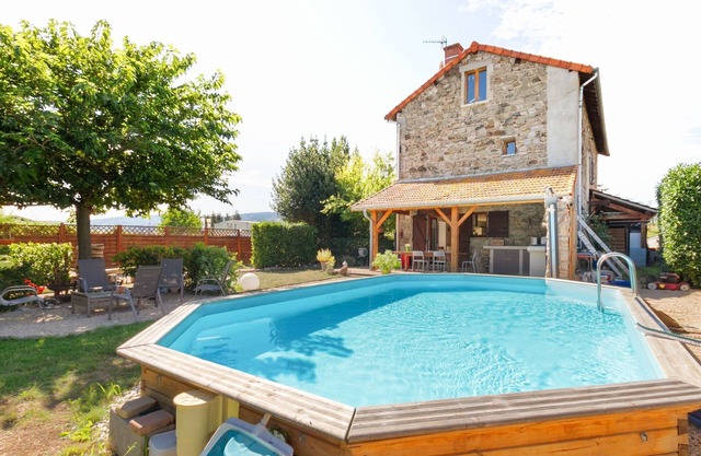 Countryside holiday home with pool