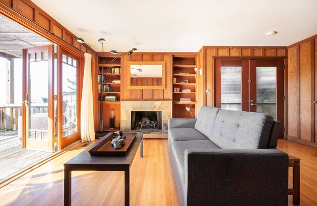 Couples Condo Above Memorial Stadium