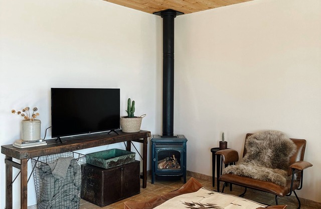 Couples getaway in cozy casita! Taos mountain Views!