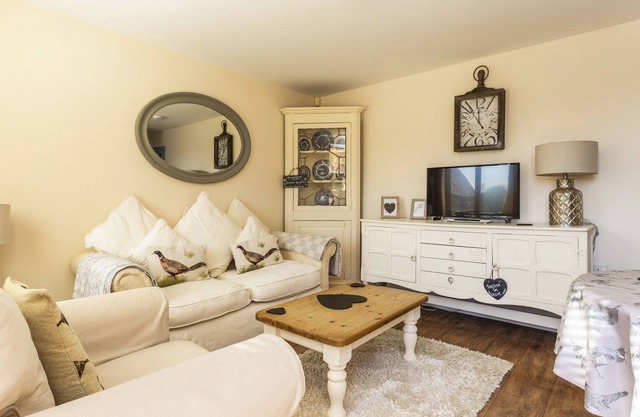 Courtyard Cottage - sleeps 2 guests in 1 bedroom