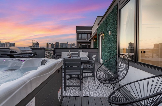 Cowboy Country - Private Rooftop With Hot Tub!