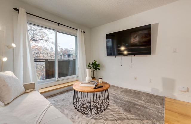 Cozy 1 BDRM + Near DT Calgary