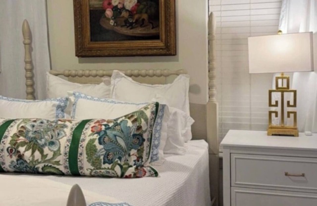 Cozy 1 Bed & 1 Bath Getaway with Office!