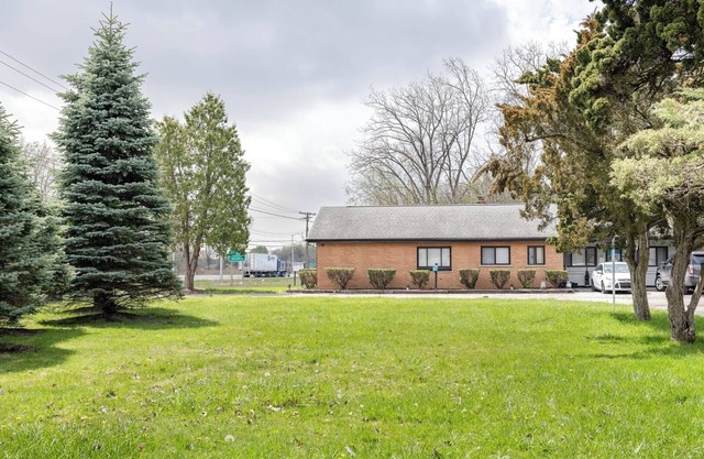 Cozy 1BR Apt AC & Parking Brownstown