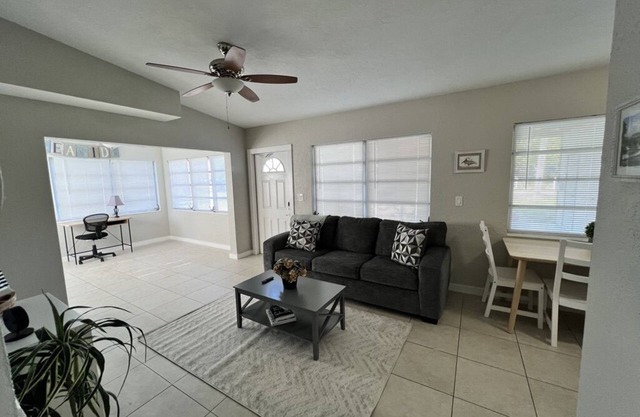 Cozy 2 bed short drive to Anna Maria Island