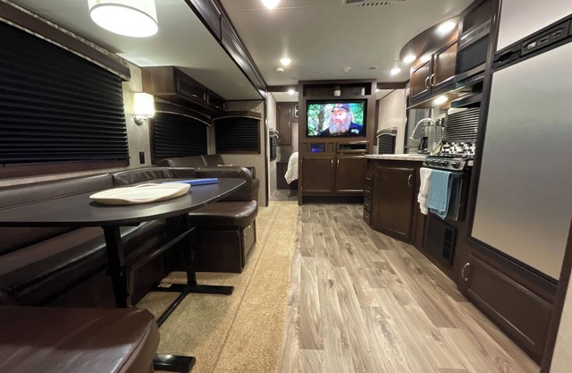 Cozy 2-bedroom RV with WiFi, AC, in charming Broken Bow