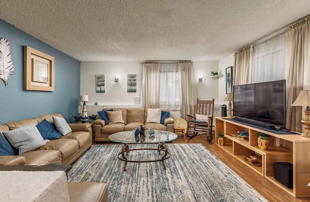 Cozy 2BDR Den Near the Airport