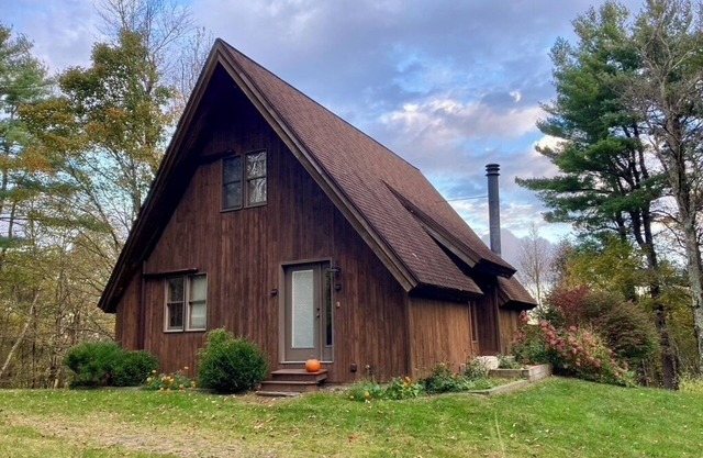 Cozy 3-bedroom chalet with mountain views