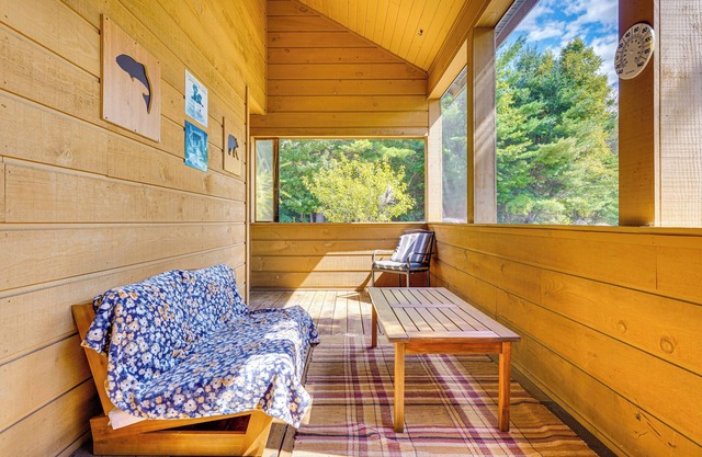 Cozy 3BR 3.5BA Lodge w/Lake & Beach Access, Screened in Patio, Grill, Sunroom