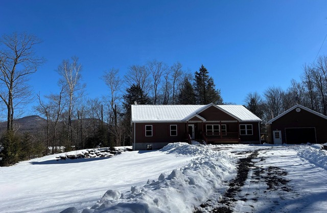 Cozy 4-bedroom Mountain Home with Pool & Hot Tub in Enchanting Elka Park