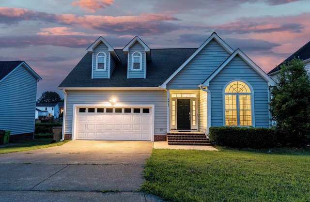 Cozy 4-bedroom Raleigh Retreat. Home Theater. Furnished Deck. 15 min to Downtown