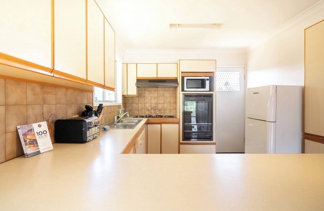 Cozy 4BR Family Cottage Near Westfield - 39