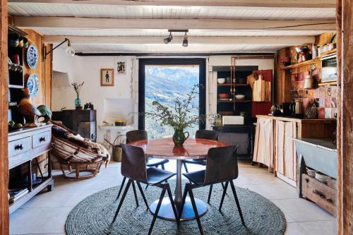 Cozy Alpine Retreat in the mountain with Hot tub