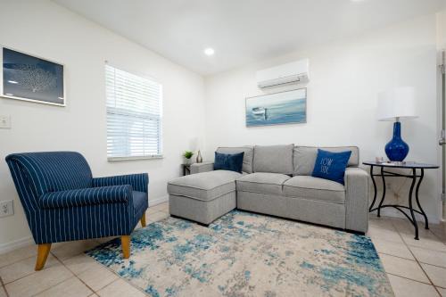 Cozy and Comfortable One Bedroom Efficiency! 5 Blocks to the Beach!
