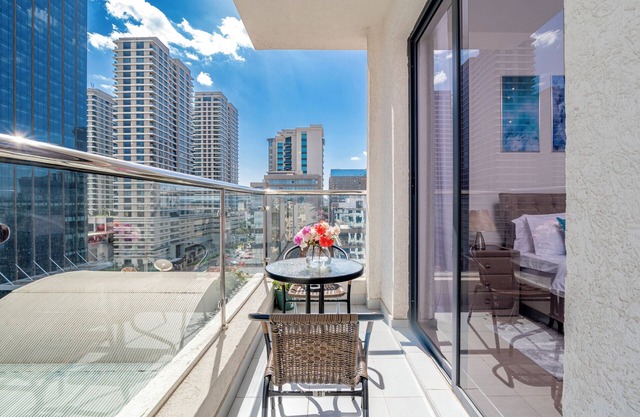 Cozy and elegant apartment close to the best restaurants, pubs and malls.
