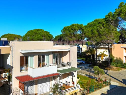 Cozy Apartment Steps from Sandy Beach