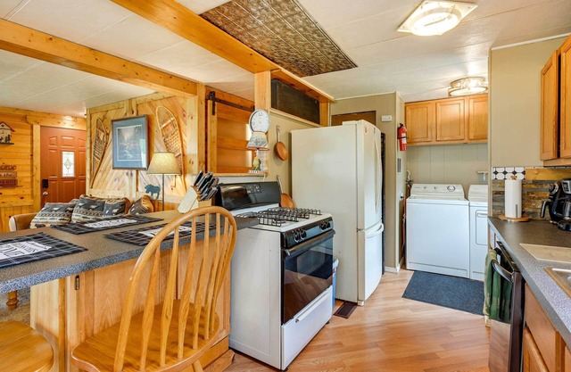 Cozy Bay City Abode w/Deck & Fire Pit, Near Lakes