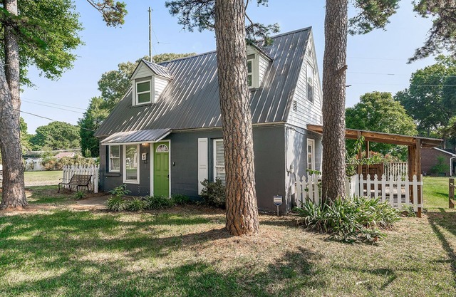 Cozy Belmont Cottage ~ 1mi to shops & restaurants