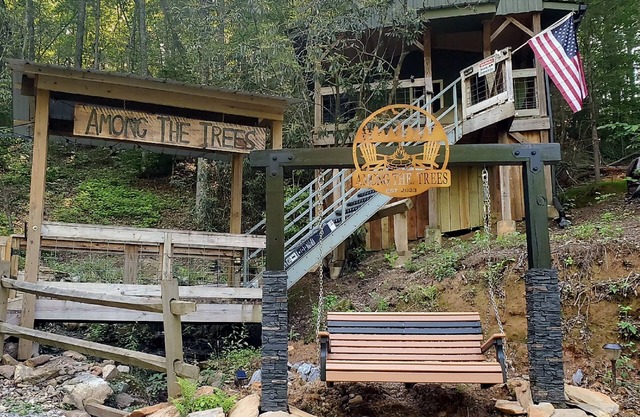 Cozy cabin close to white water rafting, ziplining, hiking & Harrah's casino.