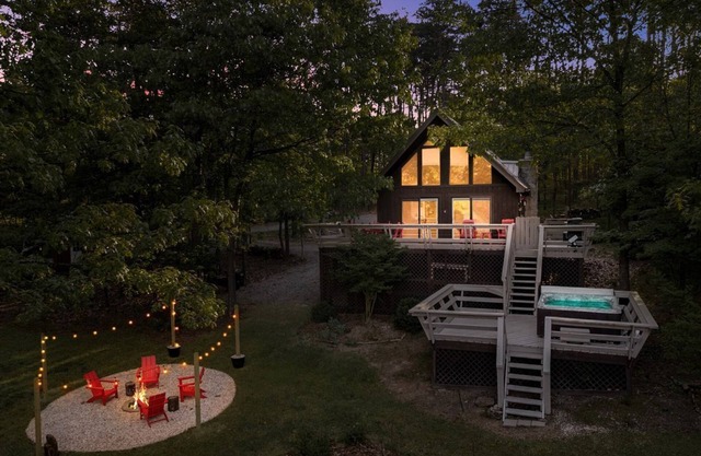 Cozy Chalet Cabin with Hot Tub, Fire Pit, Modern Decor in Bloomery, WV