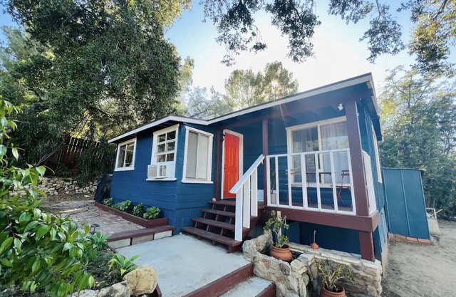 Cozy Cottage Getaway in the Mountains - 20 min from the beach!