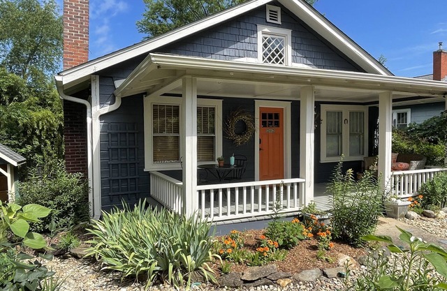 Cozy cottage nestled in small town of lovely Weaverville!