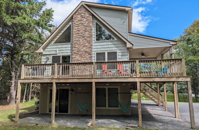 Cozy Group Getaway/King Beds + 1 PM Check-in & Check-out/The Little Lodge