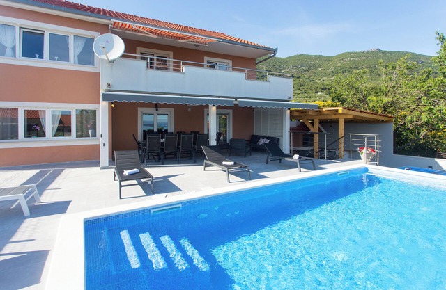 Cozy holiday apt. with amazing sea view and spacious garden with heated pool