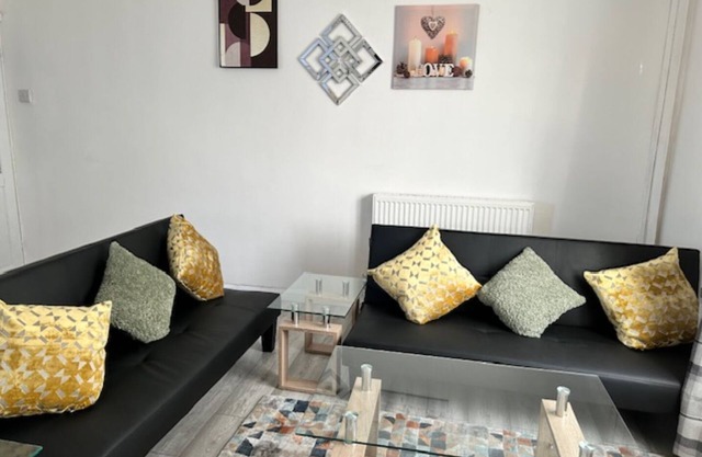 Cozy Home-from-Home, Kings Norton Sleeps 7. With free off-street parking!