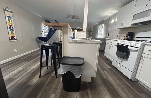 Cozy home in charming Norwalk with AC, WiFi. Cedar Point/Summit Race/Sports Par