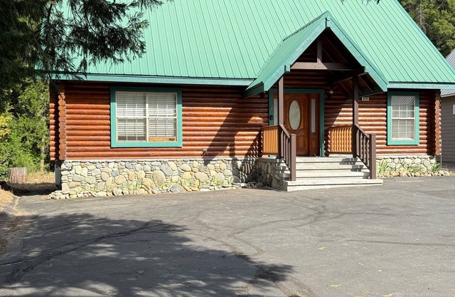 Cozy Log Home on the Banks of the Upper Sacramento River