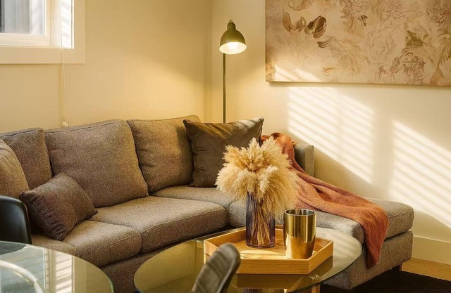 Cozy Luxe Retreat/Designer 2-Bedroom Suite with AC