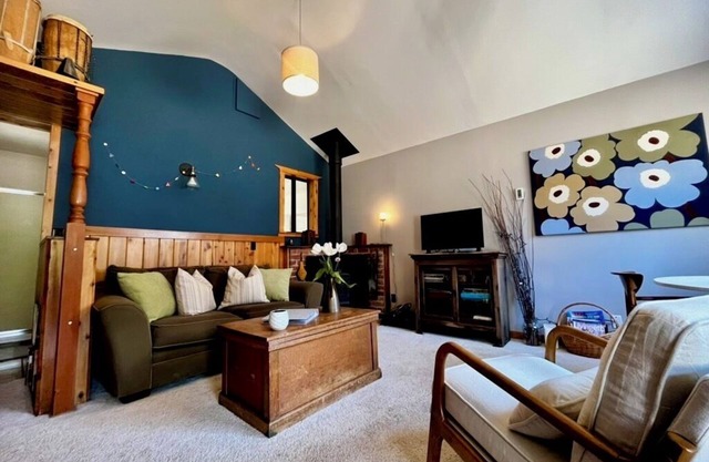 Cozy Mendocino Coast cottage, wood stove and fire pit. Pet friendly!