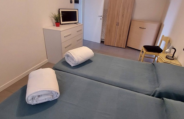 Cozy mini apartment with private parking 5 minutes from the lake