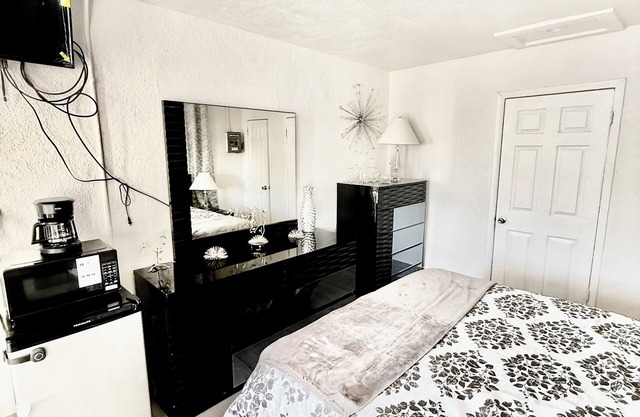 Cozy Mini House by the Lake 22