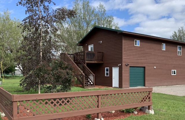 Cozy Modern Carriage Apartment Close to Shopping Sports Golf & Skiing