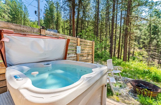 Cozy Mountain Hideaway near Leavenworth & Steven’s Pass Ski Resort with hot tub