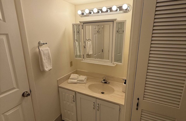 Cozy private suite in pleasant Rio Rancho with AC, WiFi, TV