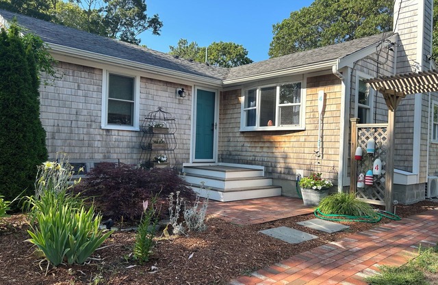 Cozy, renovated home in a charming duplex cottage